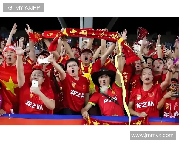 足球明星赛后激情亲吻女记者全场轰动引发热议与球迷情绪波澜